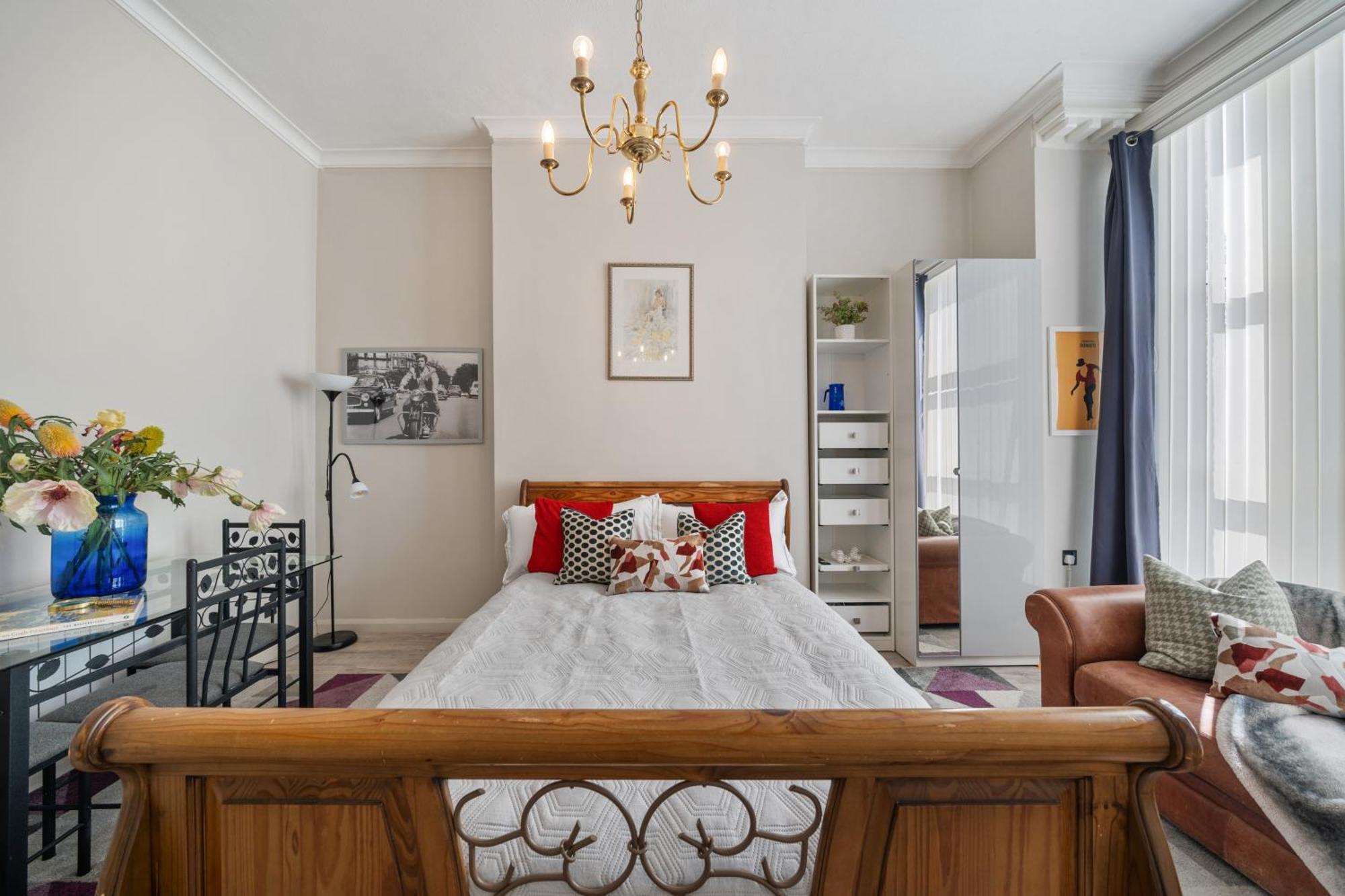 Modern Studio Apartment Лондон Экстерьер фото